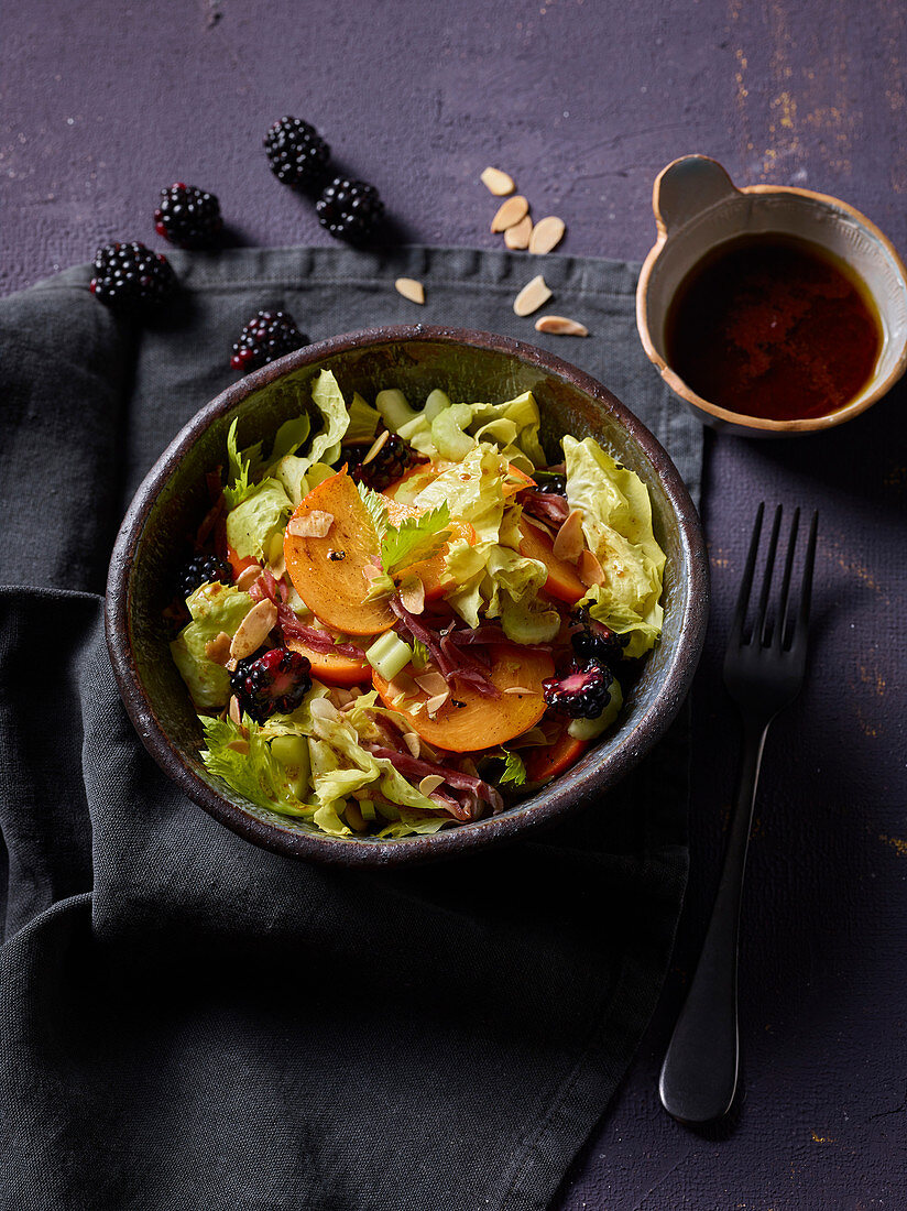 Grüner Salat mit Kaki und geräucherter Entenbrust