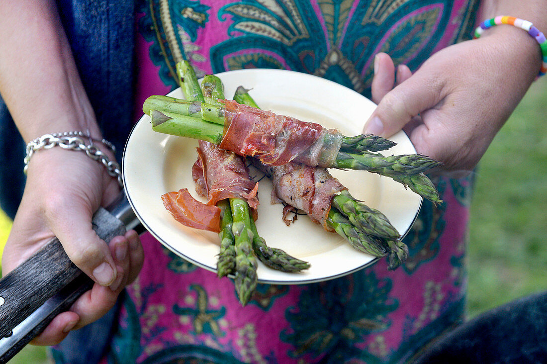 Gegrillter Spargel mit Parmesan, Bacon und Prosciutto