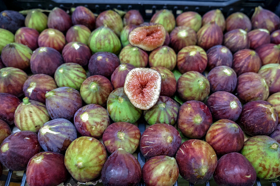 Fresh figs on display (Modena, Italy)