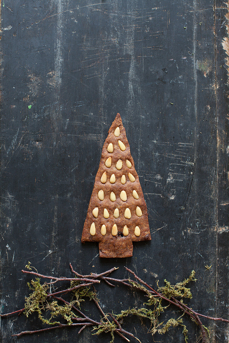 Lebkuchen in Weihnachtsbaumform, verziert mit Pinienkernen