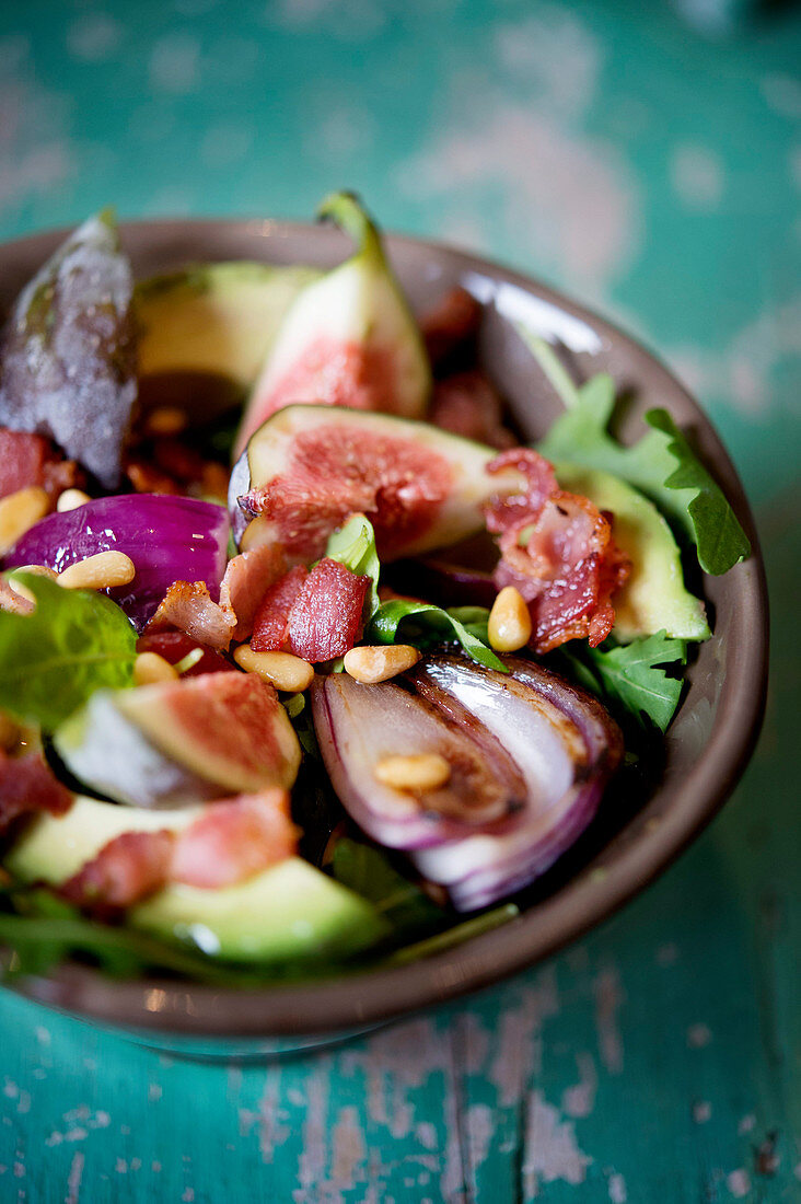 Feigensalat mit Speck, Avocado, roten Zwiebeln und Pinienkernen