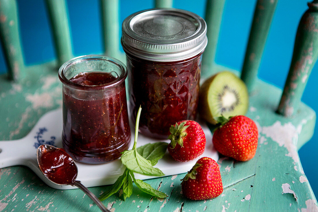 Strawberry jam with kiwi and mint