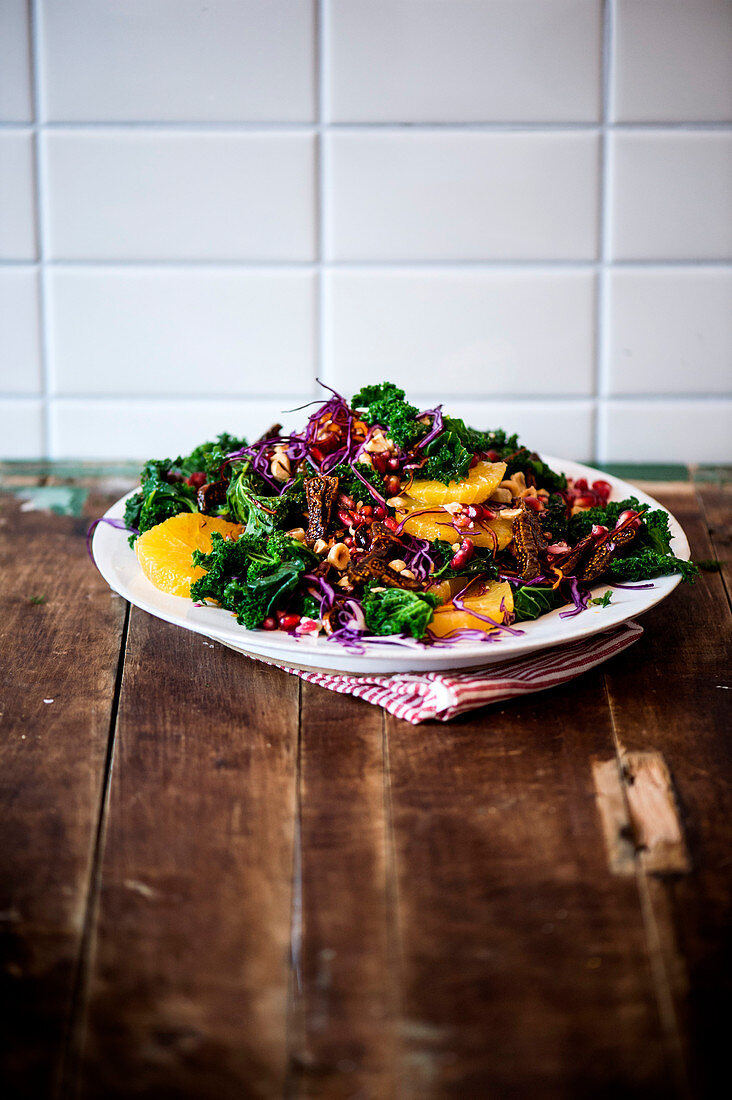 A winter salad with oranges, kale and red cabbage