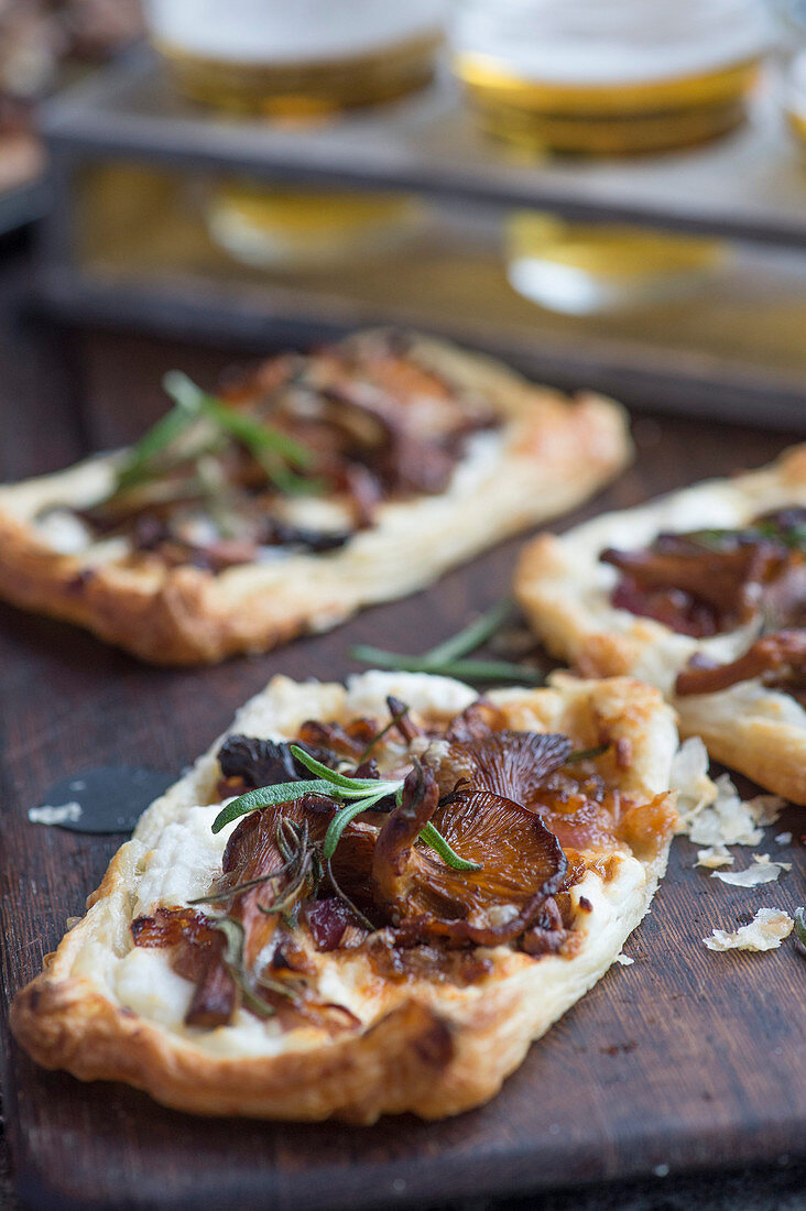 Mini mushroom tarts with goat's cheese and caramelised red onions
