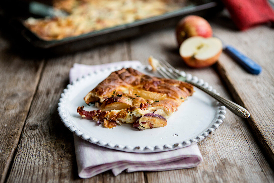 Ofenpfannkuchen mit Apfel, Schweinefleisch und Thymian