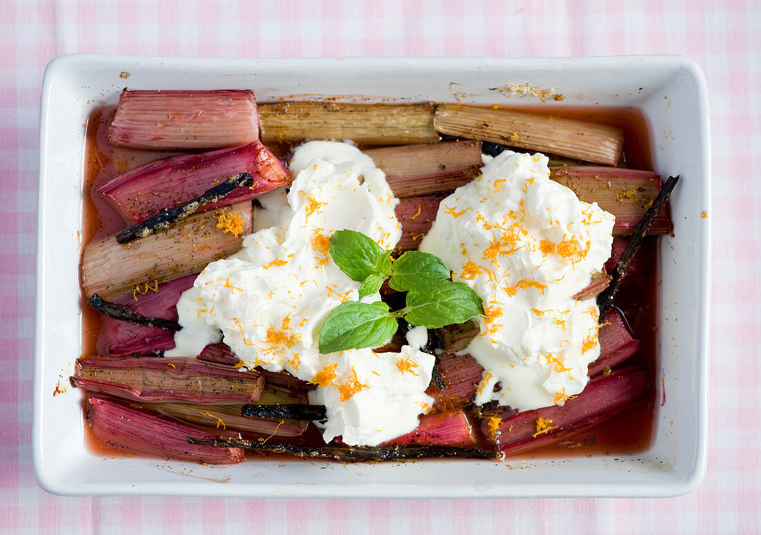 Oven-baked rhubarb with oranges, vanilla and cream