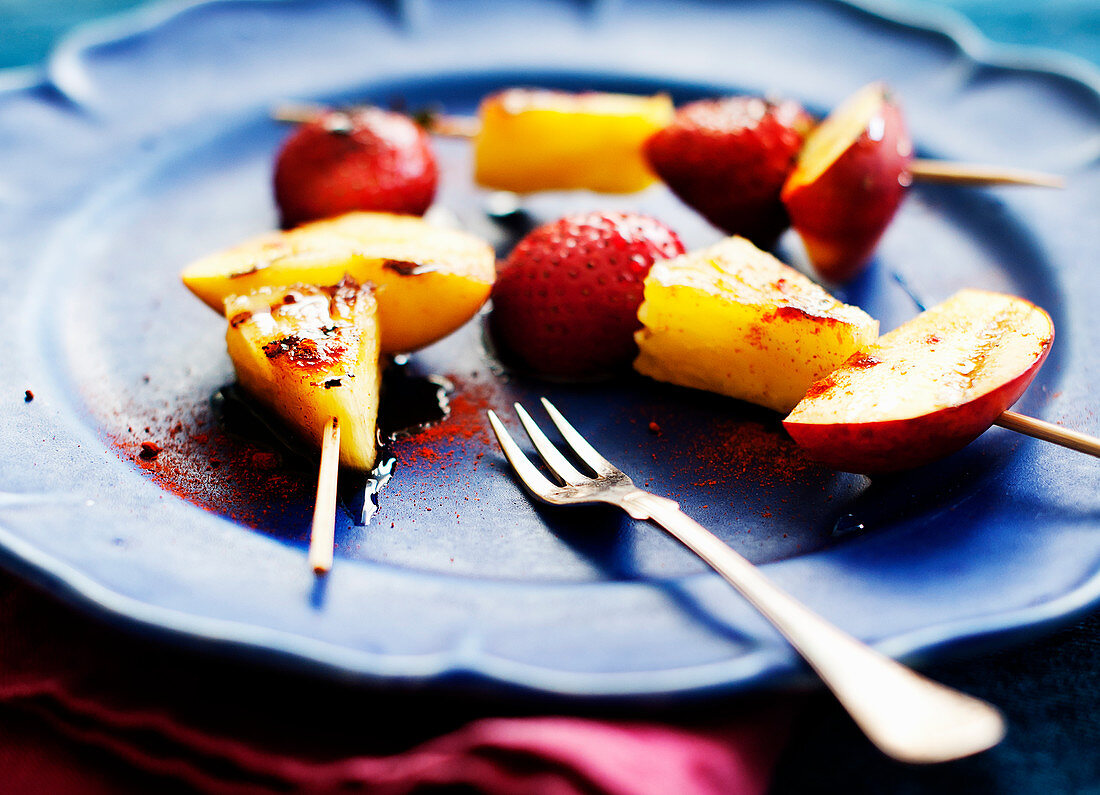 Gegrillte Obstspieße mit Ananas, Erdbeeren und Nektarinen