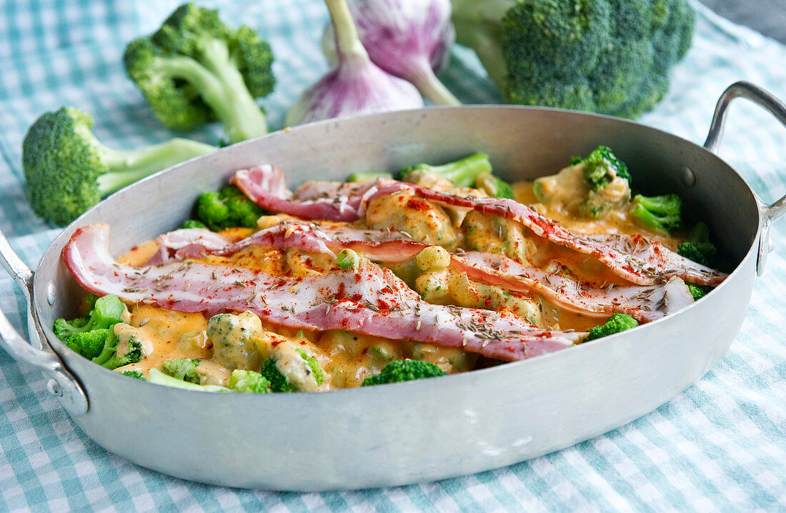 Broccoli gratin with cheese and bacon