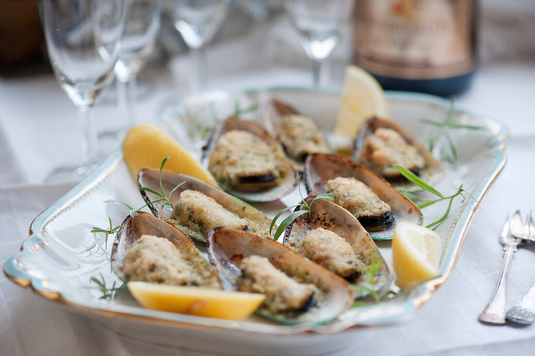 Gratinated mussels with lemons