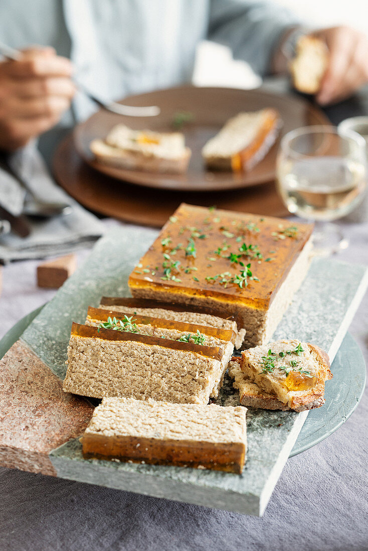 Pilz-Schinken-Pastete mit Schwarztee-Gelee