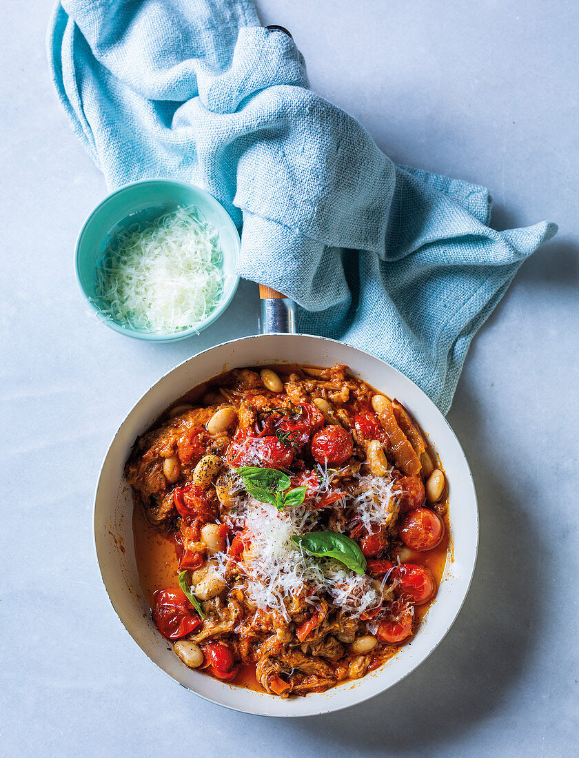 Pulled Pork mit Butterbohnen und Tomaten