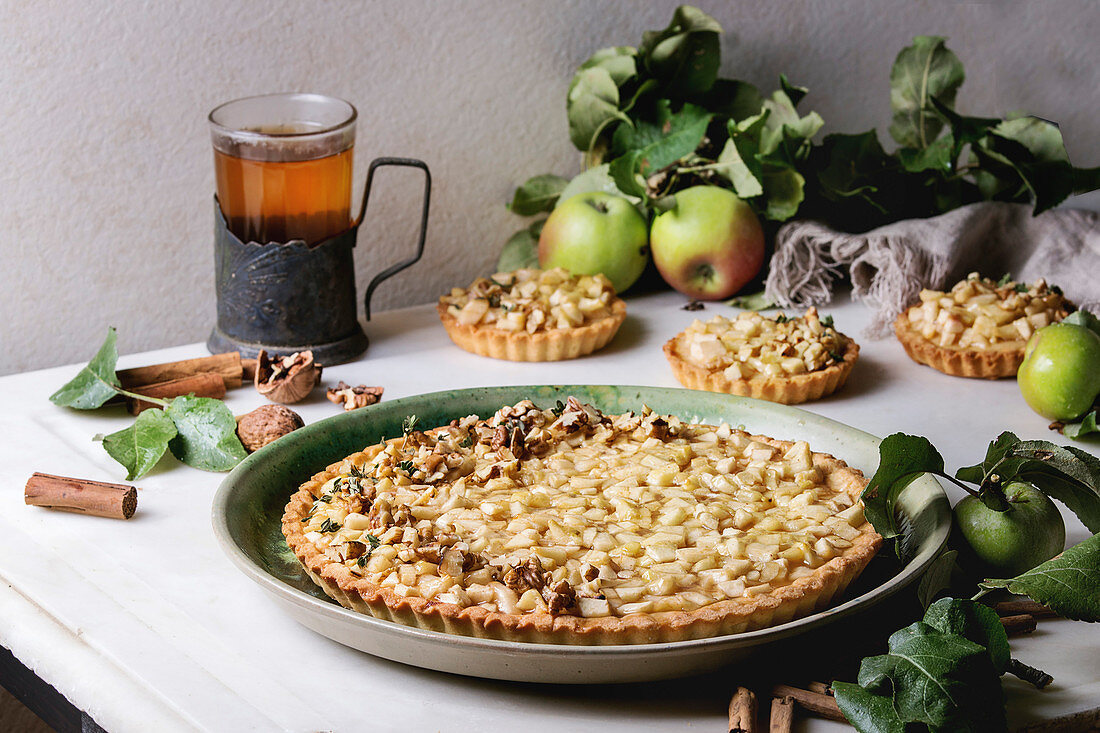 Herbstliche Mürbeteig-Apfeltarte mit Zimt und Walnüssen