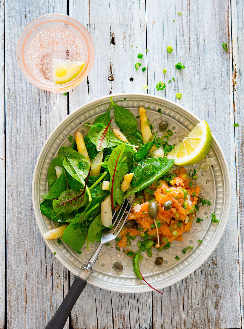 Lachstartar und Blattsalate mit Spargel