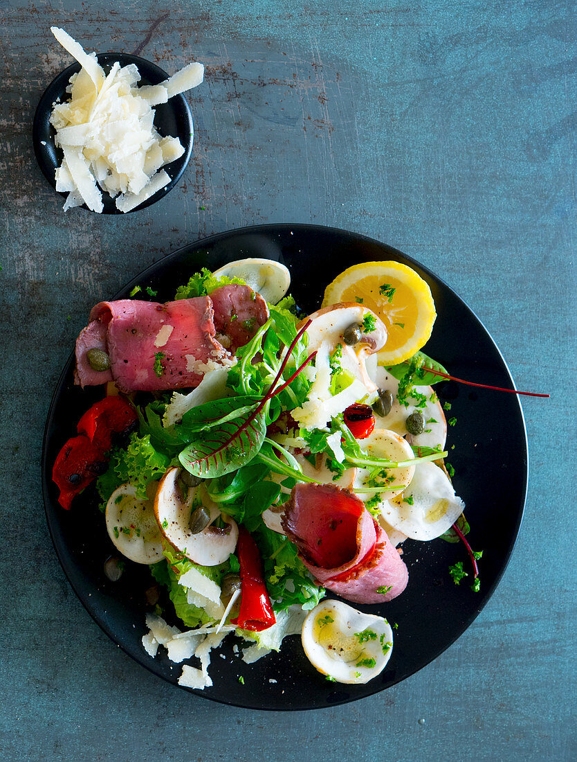 Salad with roast beef and Parmesan