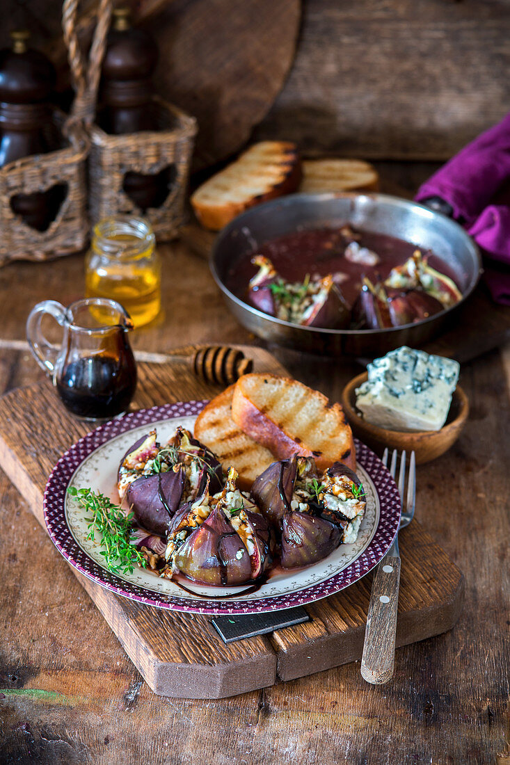 Gebackene Balsamico-Feigen mit Honig und Blauschimmelkäse