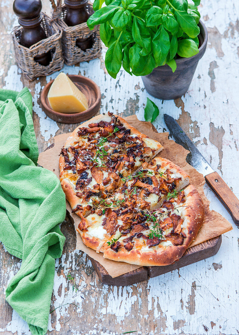 Pizza with chanterelle mushrooms