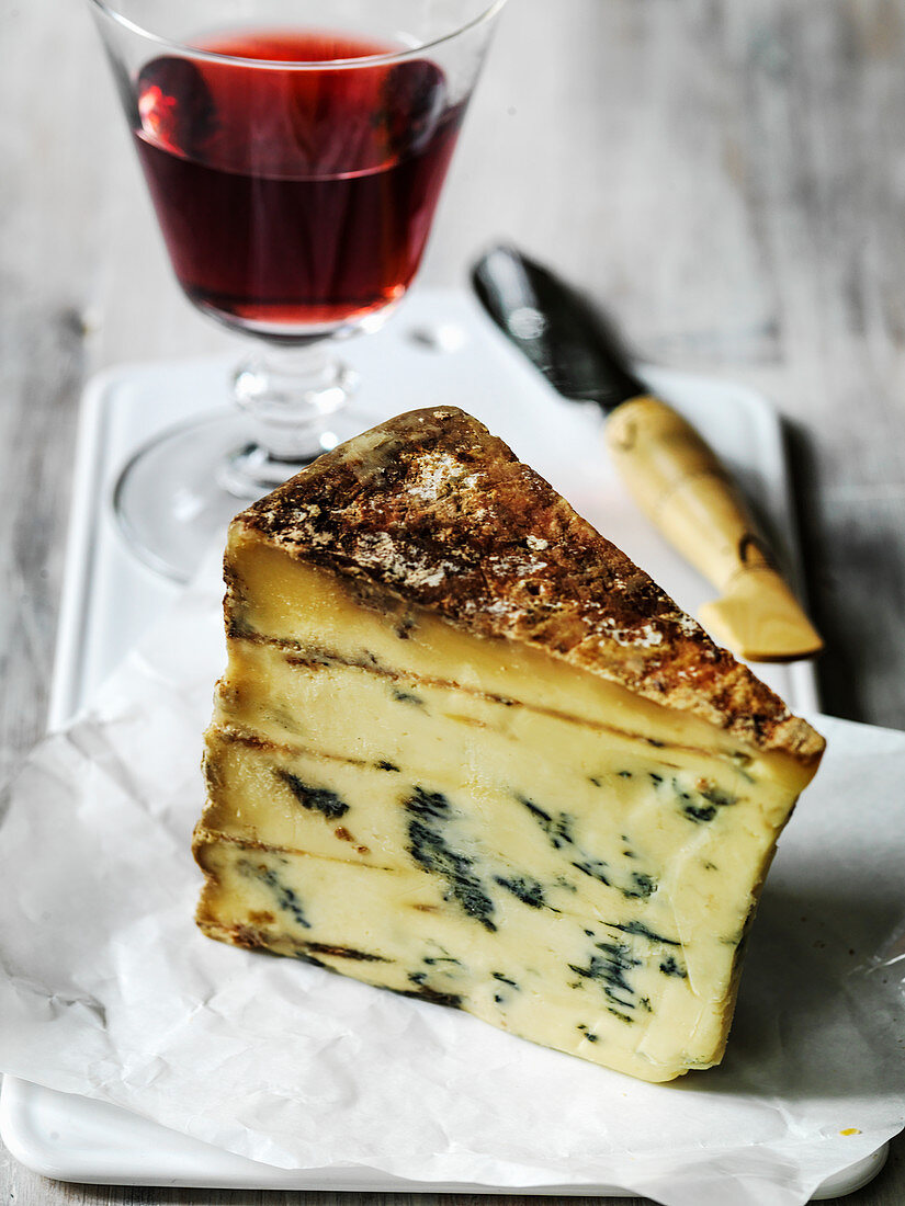 Ein Stück klassischer britischer Stilton Blue Cheese mit einem Glas Portwein