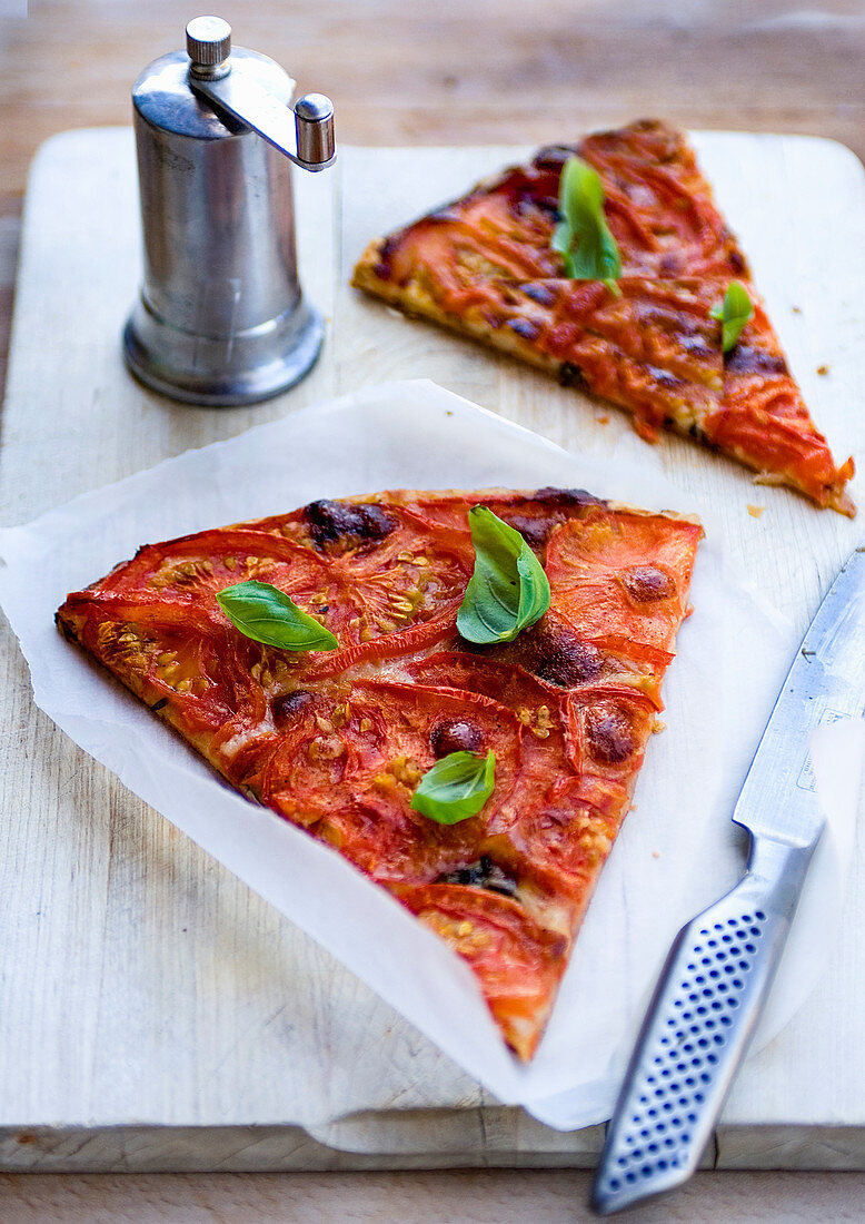 Tomatentarte mit Oliven und Basilikum