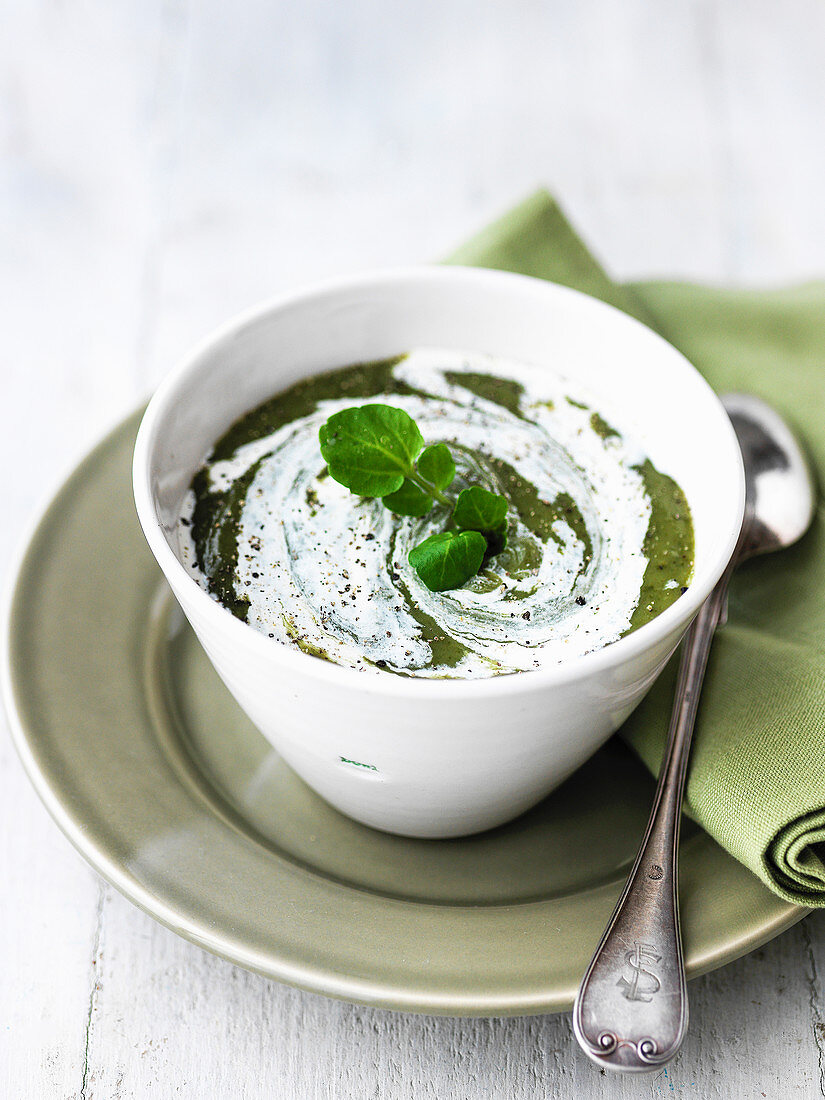 Brunnenkressesuppe mit griechischem Joghurt