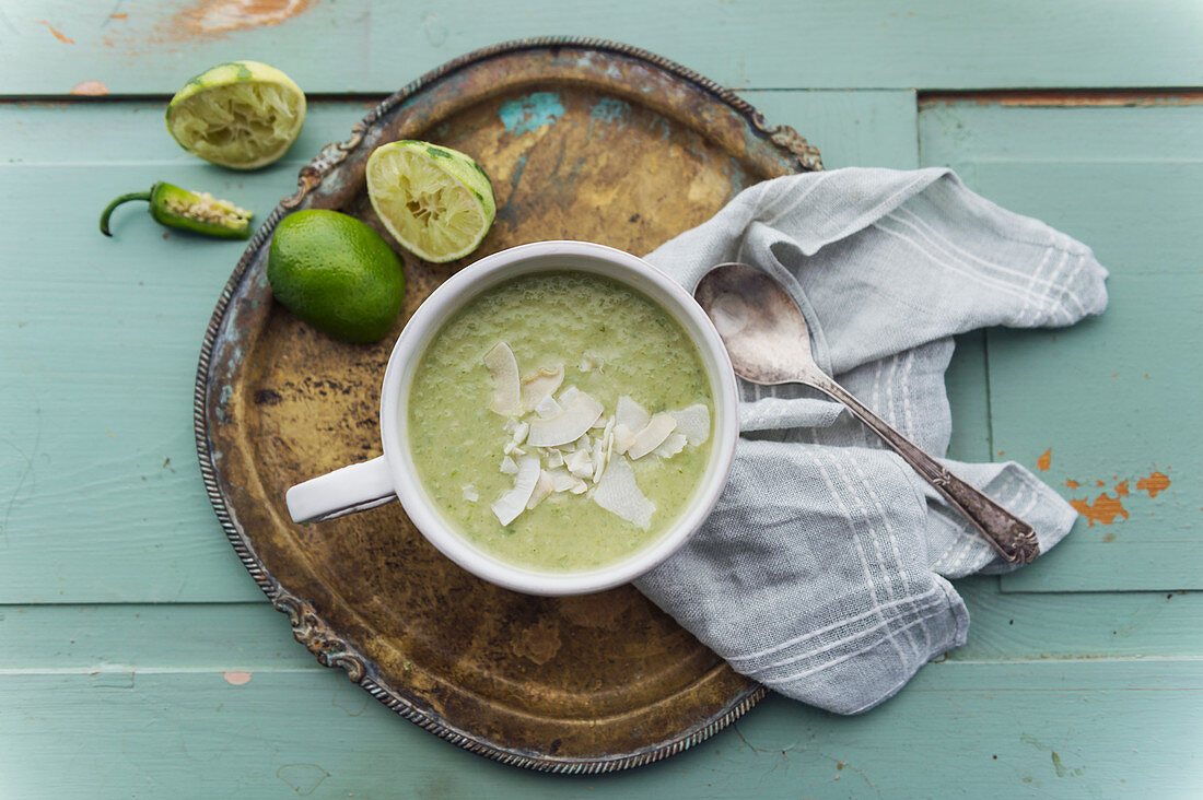 Kalte Avocadosuppe mit Gurke, Paprika und Kokosnuss