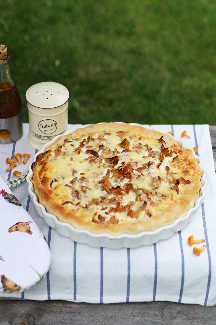 Pilztarte auf Tisch im Freien