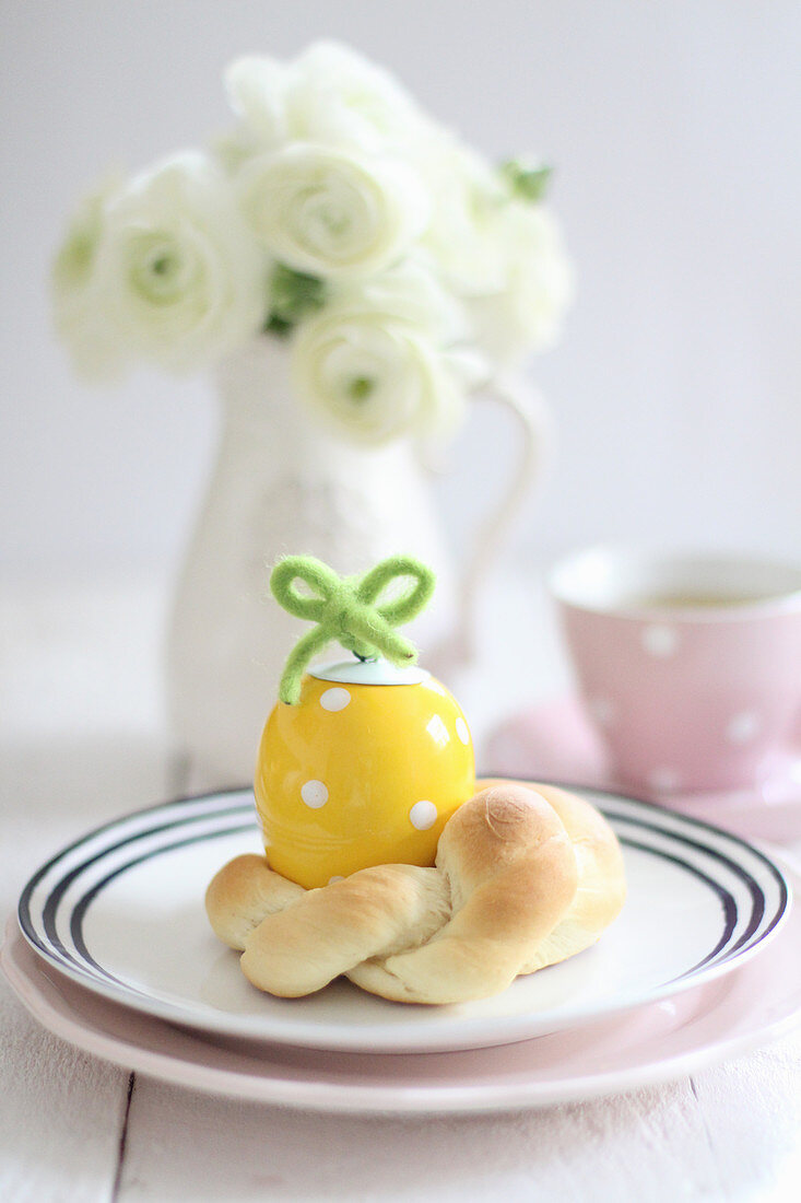 A small yeast pastry for an Easter breakfast