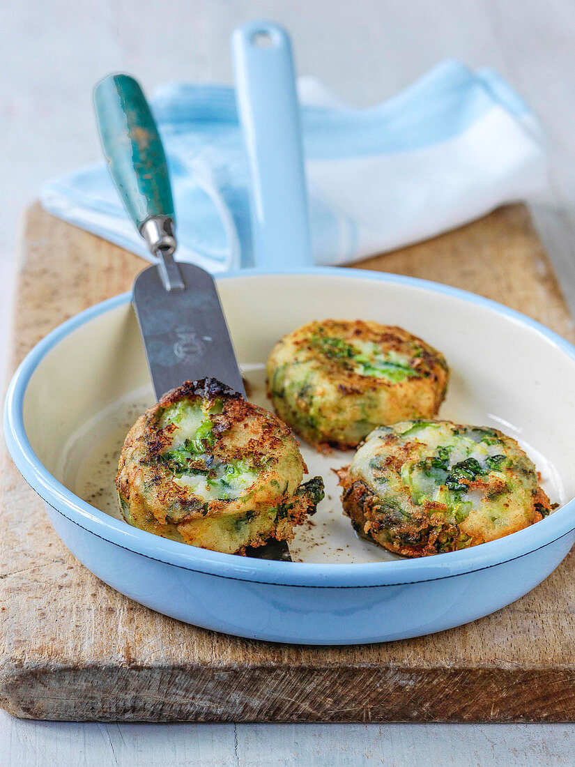 Bubble And Squeak mit Kartoffeln, Frühlingszwiebeln und Cheddar (England)