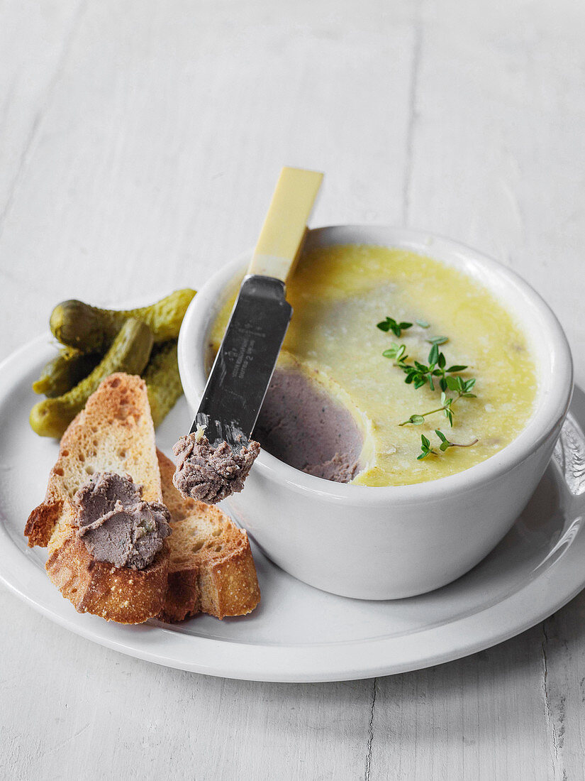 Hühnerleberpastete mit Essiggurken und Toast