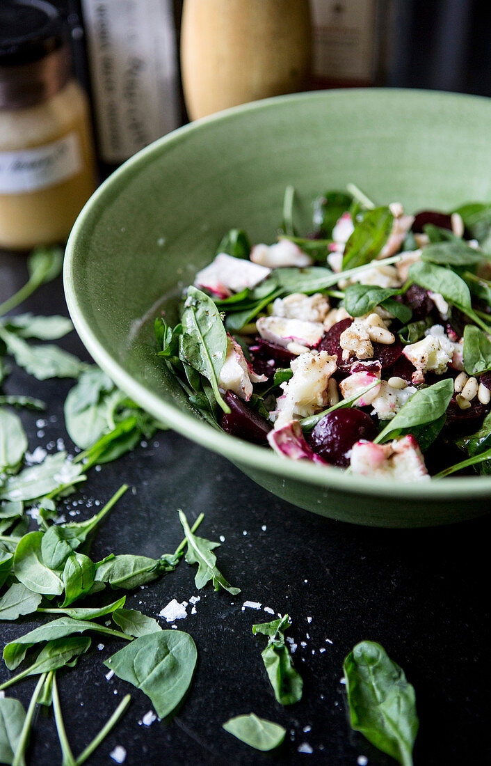 Summer salad with spinach, rocket and beetroot