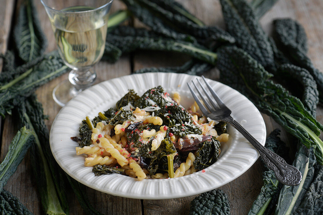 Pasta with black kale, caramelised red onions and goat's cheese