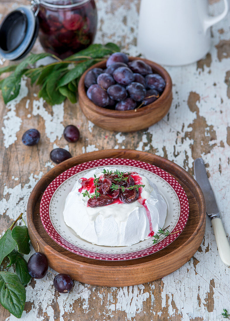 Pavlova mit Pflaumen