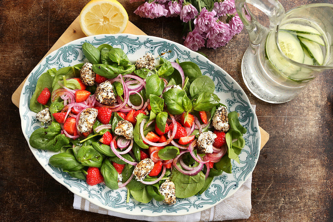 Spinatsalat mit Erdbeeren, Basilikum und gepfeffertem Ziegenkäse