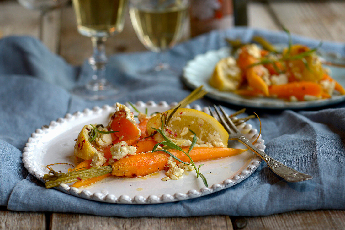 Karotten mit Feta, Chili und Zitronen