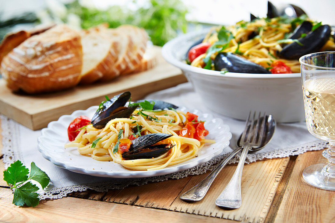 Linguine with mussels and tomatoes