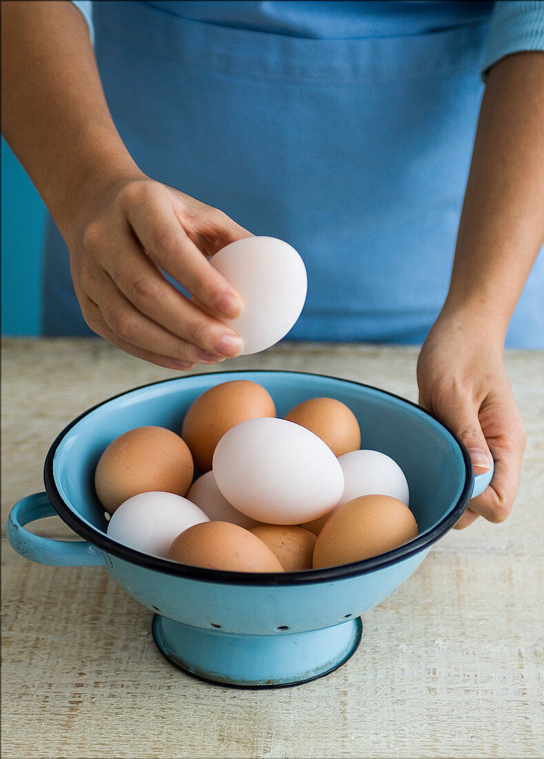 Braune und weiße Eier in Vintage-Emailleseiher