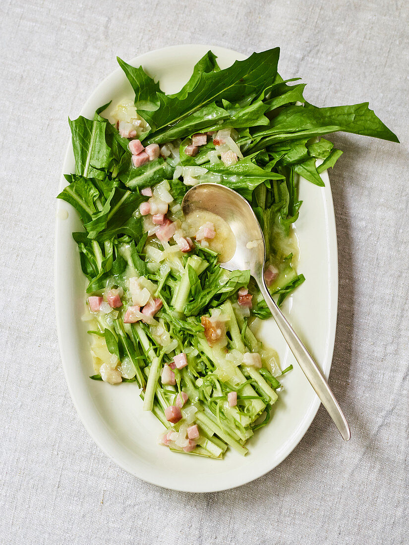 Saarländischer Löwenzahnsalat