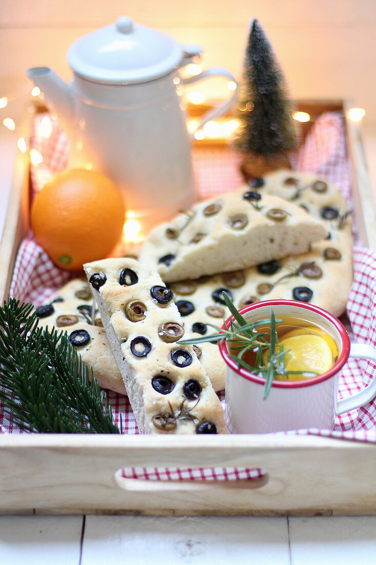 Focaccia mit Oliven (weihnachtlich)