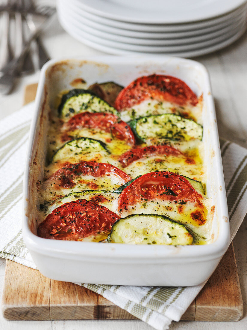 Zucchini-Tomaten-Gratin mit Mozzarella und Parmesan
