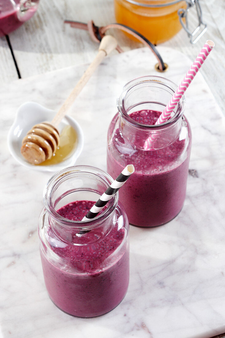 Heidelbeer-Smoothies in zwei Gläsern