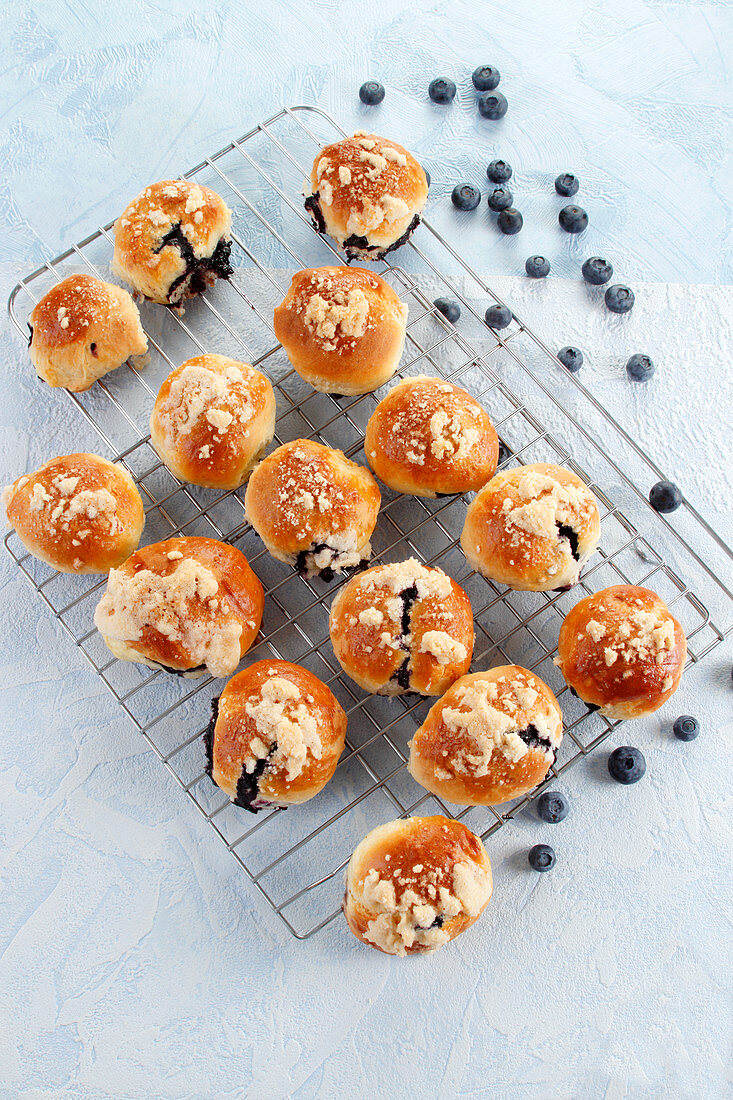 Süsse Blaubeerbrötchen auf Abkühlgitter