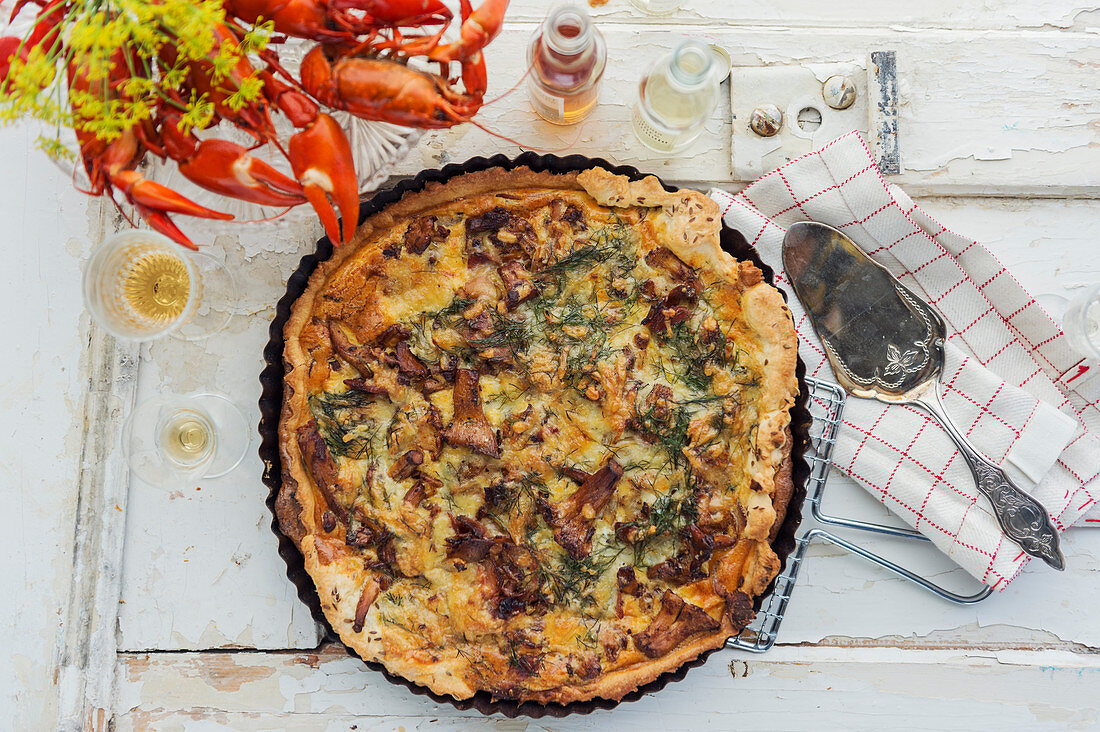 Quiche mit Pilzen, Flusskrebsen und Speck