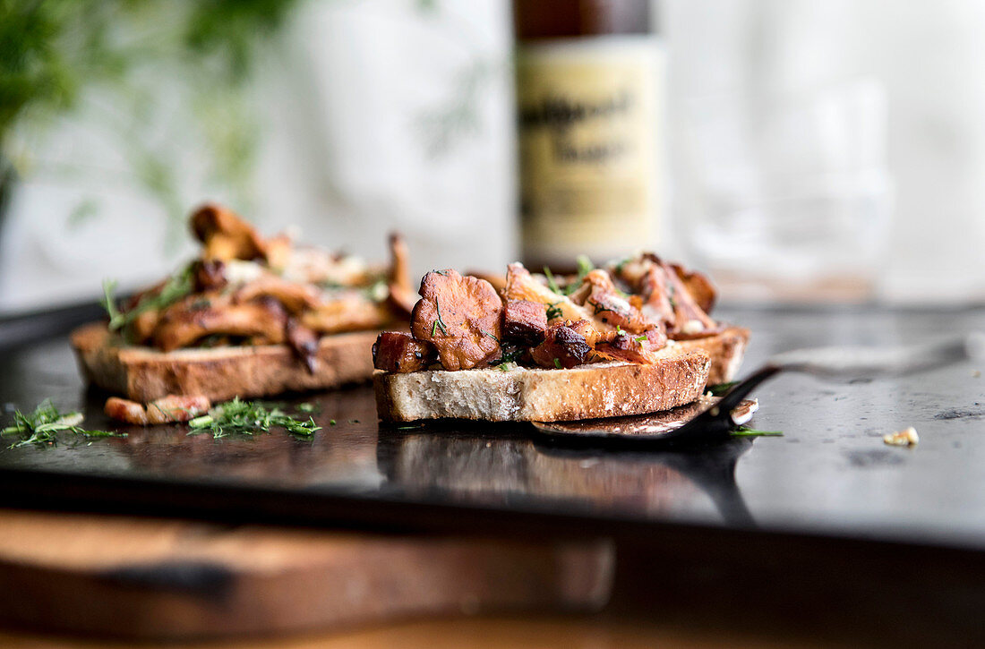 Pilztoast mit Schweinefleisch und Dillbutter