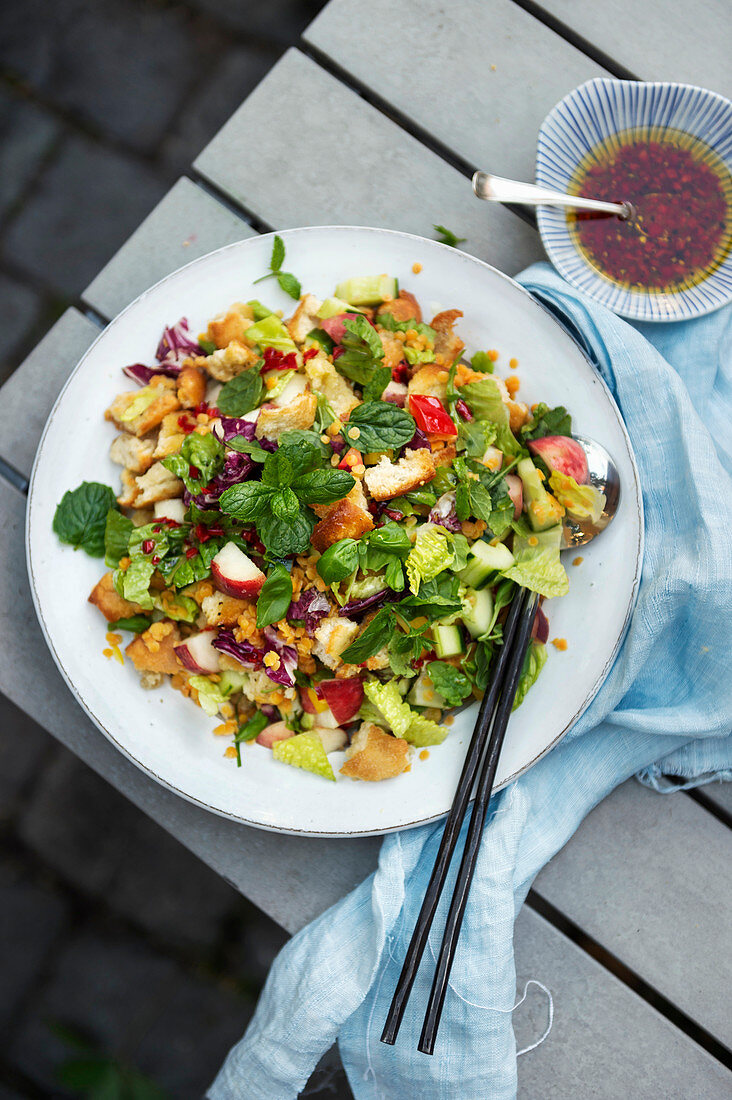 Sommerlicher Brotsalat mit Linsen, Pfirsich und Minze