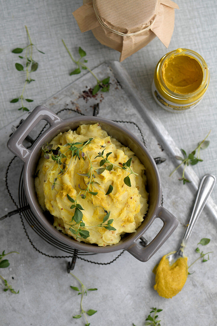 Kartoffelpüree mit Senf und Kräutern