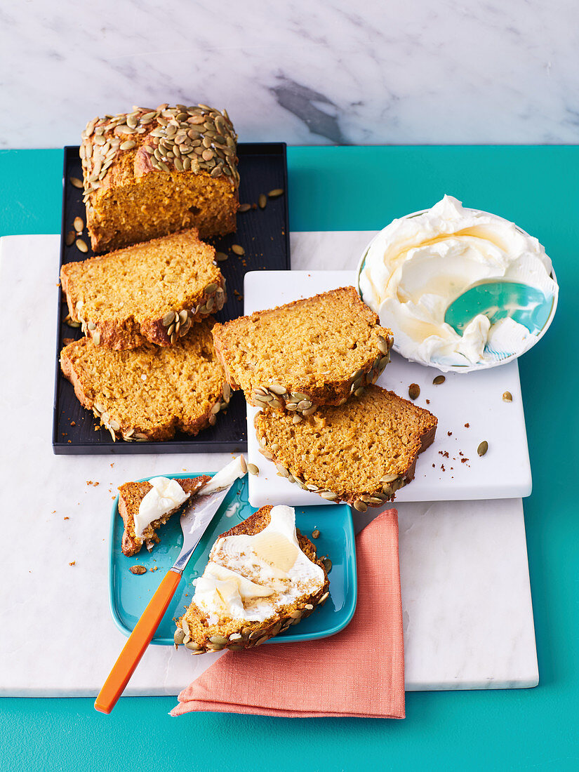 Würziges Kürbis-Honig-Brot, serviert mit Honigjoghurt