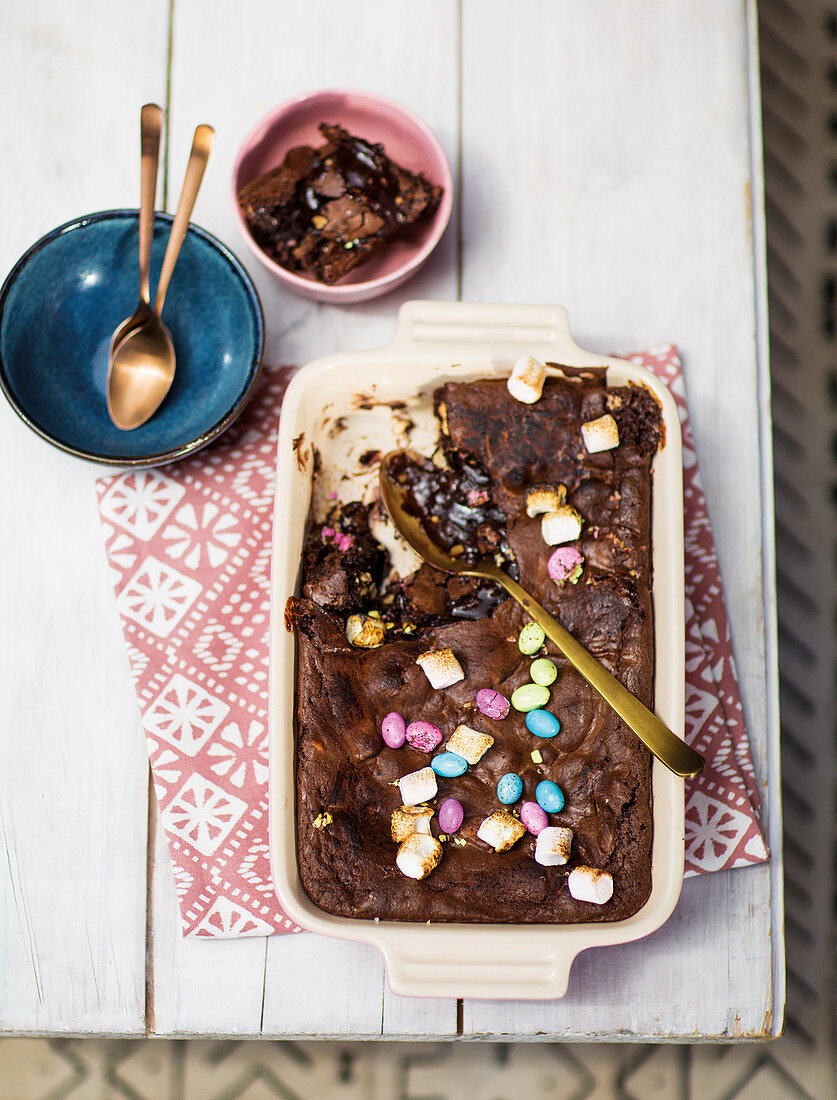 Rocky Road Brownie mit Marshmallows und Marshmallow-Eiern vom Grill