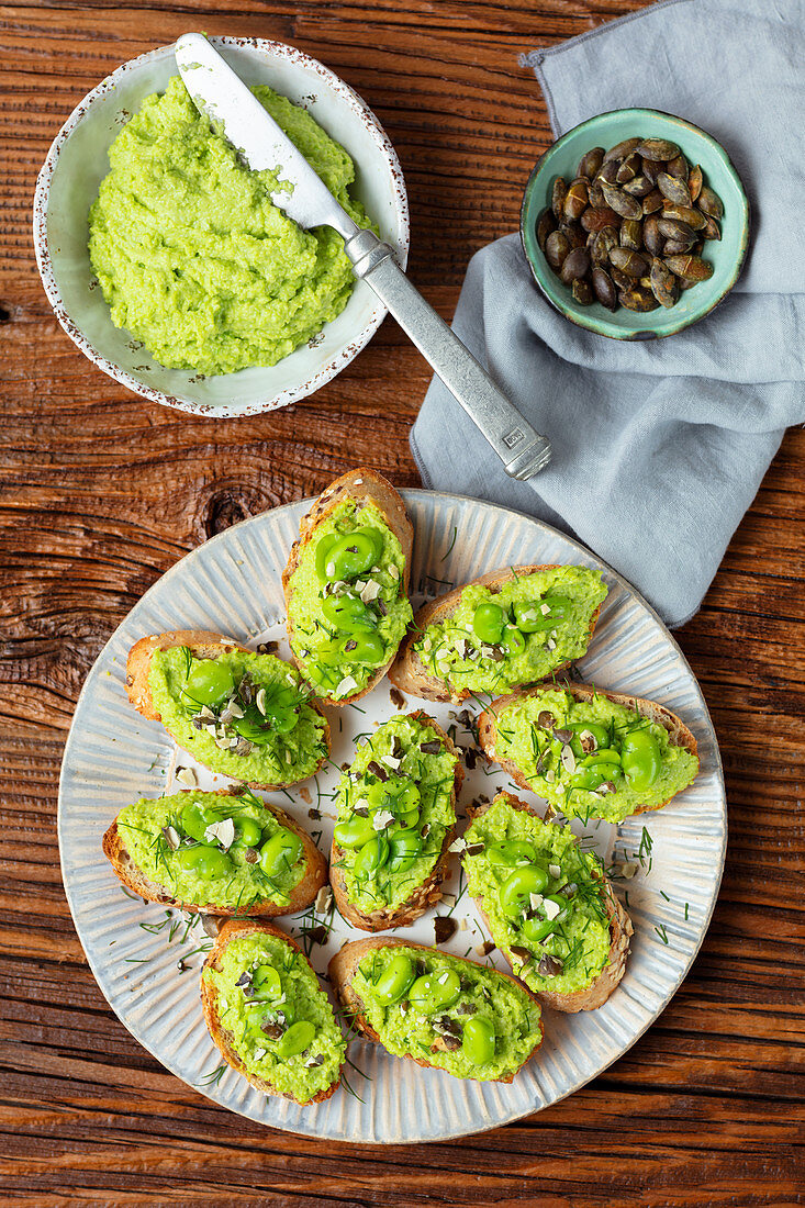 Bruschetta mit Dicke-Bohnen-Hummus