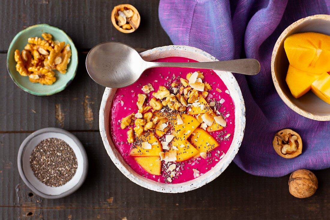 Smoothie Bowl mit Joghurt, Roter Bete, Himbeeren und Walnüssen