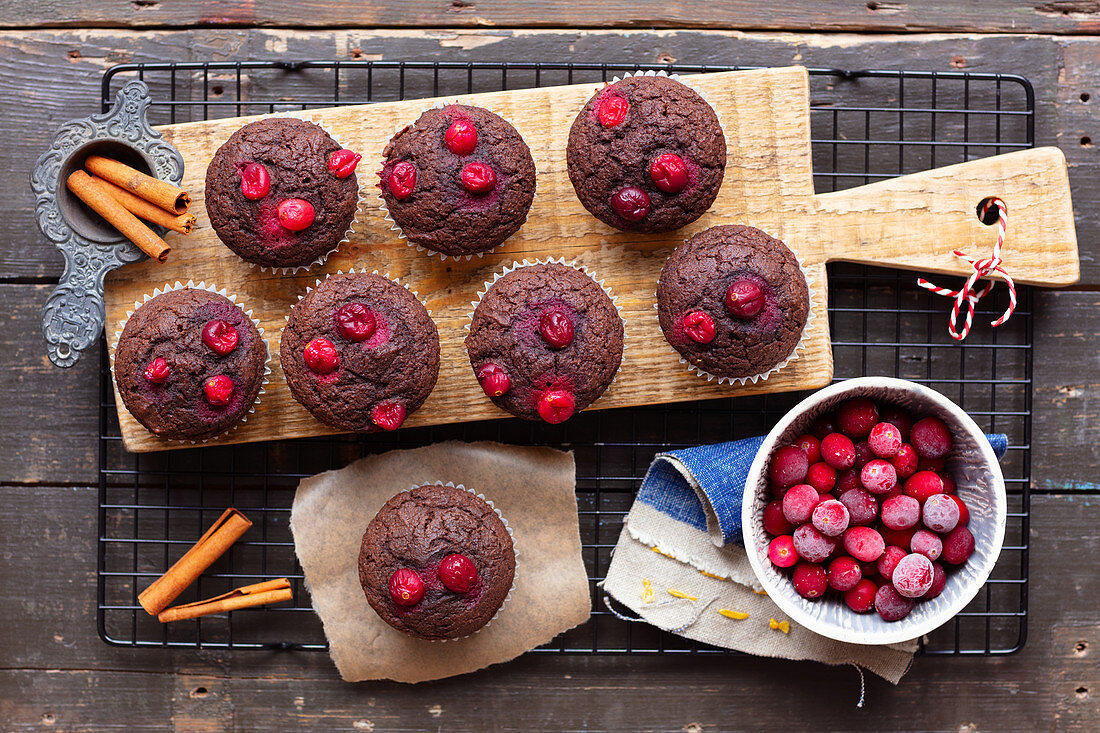 Vollkornmuffins mit Roter Bete, Cranberries und Kakao