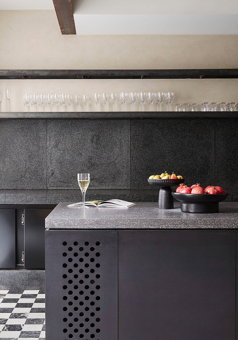 Modern kitchen in dark gray with a clear line